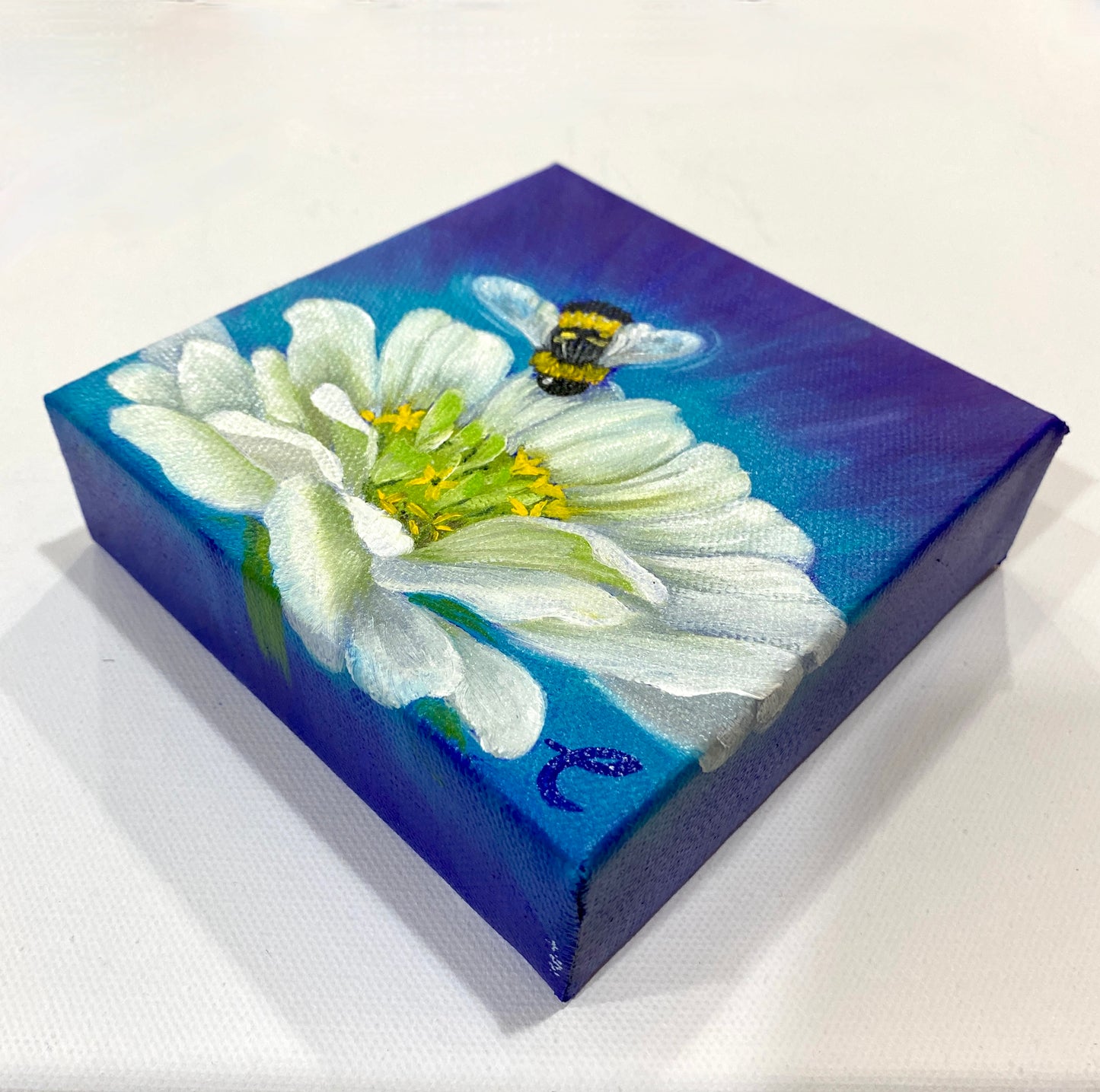 Mini Painting Bumblebee on Zinnia
